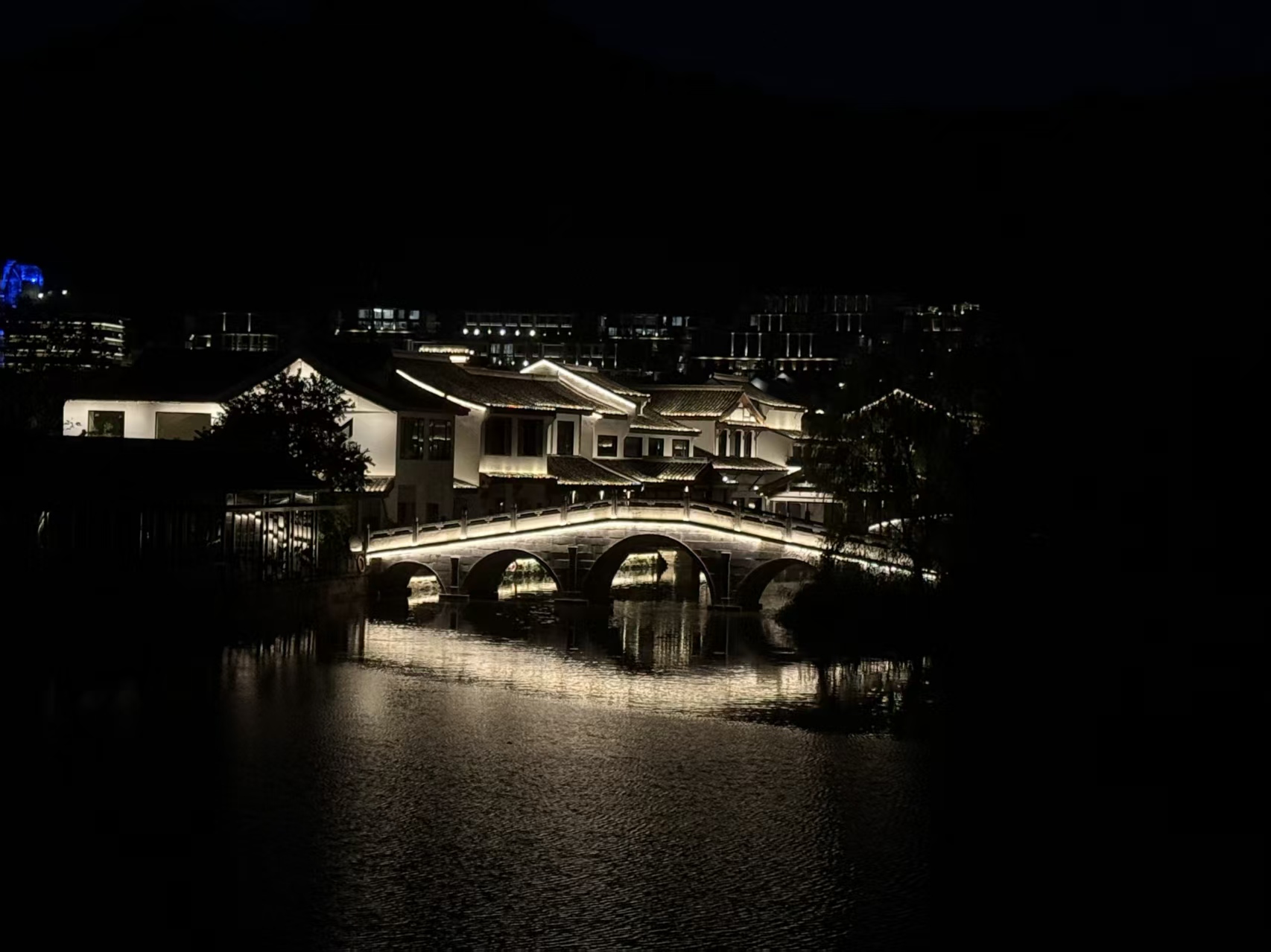 夜间桥梁与水面倒影